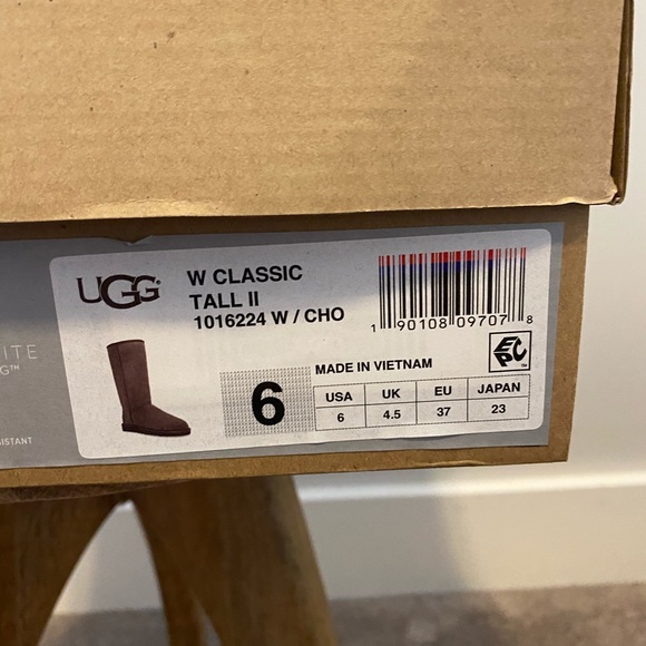 UGG Australia Classic Tall boot in chocolate NIB! - Picture 4 of 4